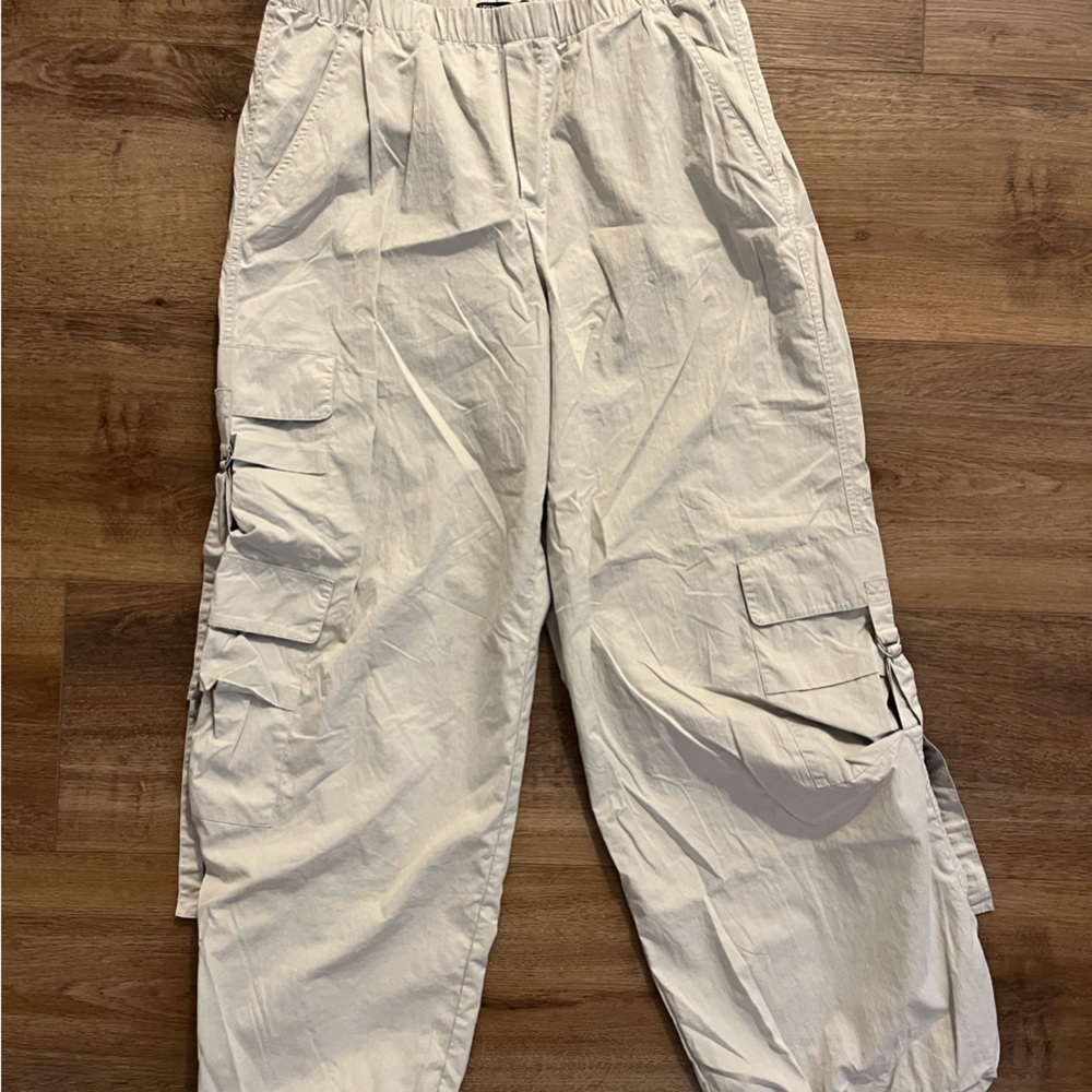 Women Zara Lightweight Cargo Pants in Light Grey size large